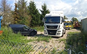 Zaparkowany ciągnik siodłowy - przód.