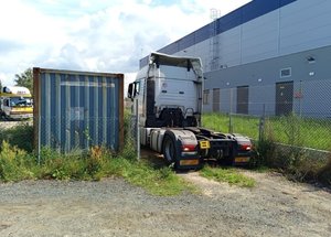 Zaparkowany ciągnik siodłowy - tył.