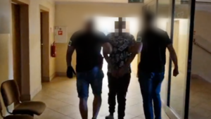 Zatrzymany mężczyzna podejrzany m.in. o posiadanie narkotyków oraz broni myśliwskiej i amunicji bez wymaganego zezwolenia.