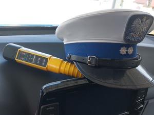 Radiowóz policyjny, alkomat oraz czapka policjanta RD
