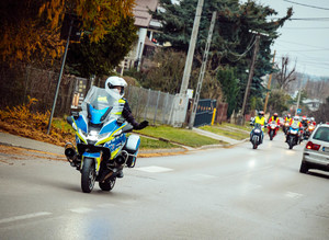 Policjant podczas pilotażu Moto Mikołajów