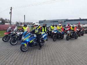 Policjanci włączają kolumnę motocyklistów do ruchu drogowego