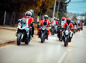 Motocykliści jadący w kolumnie mikołajowej