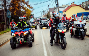 Motocykliści jadą ulicami miasta do dzieci z upominkami