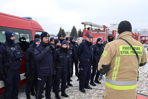 Policjanci podczas szkolenia teoretycznego z zakresu ratowania osoby pod którą załamał się lód.