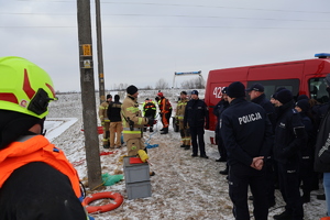 Policjanci podczas szkolenia teoretycznego z zakresu ratowania osoby pod którą załamał się lód.