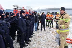 Policjanci podczas szkolenia teoretycznego z zakresu ratowania osoby pod którą załamał się lód.