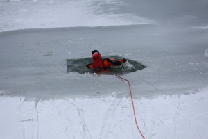 Pozorant w lodowatej wodzie stawu