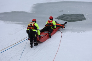 Wyciąganie poszkodowanej osoby na brzeg