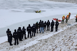 Zgromadzeni na szkoleniu funkcjonariusze obserwują akcje ratunkową