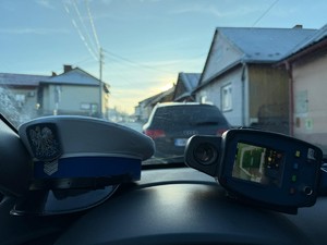 Miernik prędkości na desce rozdzielczej radiowozu WRD wraz z czapką