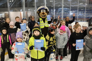 Grupa dzieci wraz z policjantami oraz misiem POPO