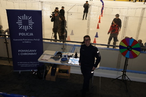 Policjantka przy stoisku profilaktycznym