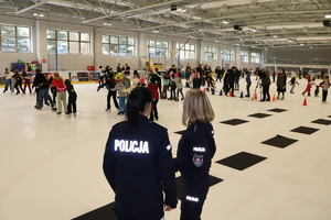 Policjantki obserwujące zmagania dzieci na lodzie