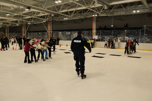 Policjant asekurujący uczestników konkursu