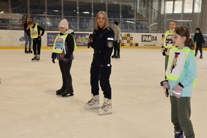 Policjantka wraz z dziećmi podczas kolejnego konkursu