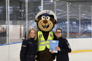 Policjantki z dekalogiem zimowym i misiem Popo