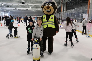 Dzieci z misiem Popo na lodzie