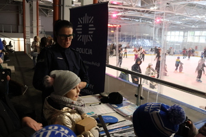 Policjantka na stanowisku profilaktycznym przeprowadzająca konkursy.