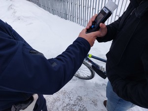 Policjant poddający badaniu rowerzystę