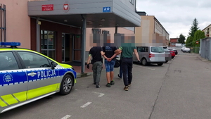 Policjanci podczas zatrzymania podejrzanego o spowodowanie ciężkiego uszczerbku na zdrowiu