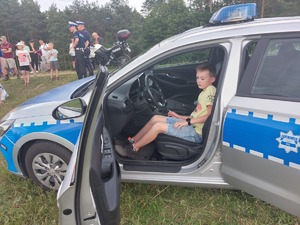 chłopiec siedzący w radiowozie