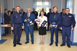 Komendant Wojewódzki Policji w Rzeszowie wraz z Komendantem Powiatowym Policji w Kolbuszowej podczas składania podziękowań samorządowcom