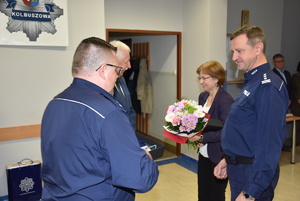 Komendantem Powiatowym Policji w Kolbuszowej podczas składania podziękowań