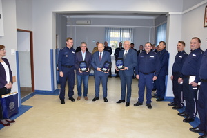 Komendant Wojewódzki Policji wraz z Komendantem Powiatowym i samorządowcami podczas podziękowań