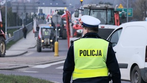 Zdjęcie policjata podczas pełnienia obowiązków na drodze.