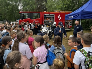 zdjęcie policjantów oraz dzieci podczas pikniku