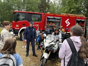 zdjęcie policjantów oraz dzieci podczas pikniku