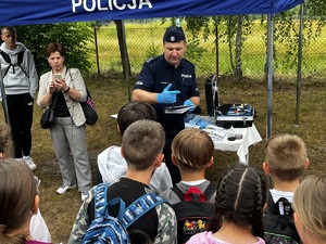 zdjęcie policjantów oraz dzieci podczas pikniku