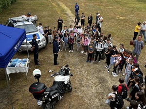 zdjęcie policjantów oraz dzieci podczas pikniku