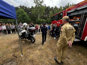zdjęcie policjantów oraz dzieci podczas pikniku