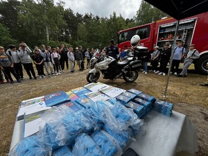 zdjęcie policjantów oraz dzieci podczas pikniku