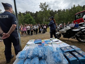 zdjęcie policjantów oraz dzieci podczas pikniku