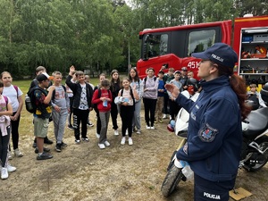 zdjęcie policjantów oraz dzieci podczas pikniku