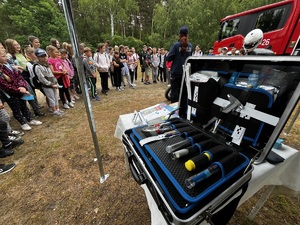 zdjęcie policjantów oraz dzieci podczas pikniku