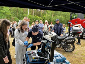 zdjęcie policjantów oraz dzieci podczas pikniku