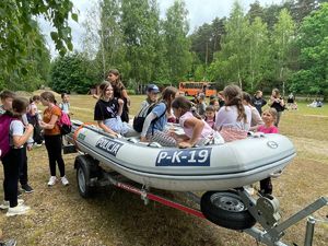 zdjęcie policjantów oraz dzieci podczas pikniku
