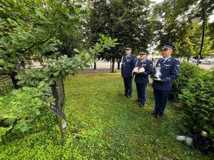 Komendant składa kwiaty