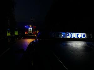 radiowóz policyjny w nocy