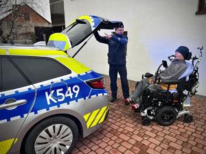 Policjanci wspólnie z Wojtkiem obok radiowozu