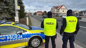 Policjanci podczas prowadzonej akcji trzeźwość.