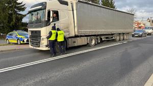 Policjanci podczas prowadzonej akcji trzeźwość.