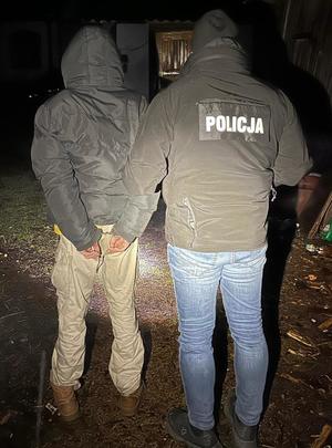 policjant trzyma zatrzymanego