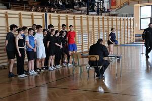 Pierwsze testy sprawnościowe dla uczniów klas policyjnych w Kolbuszowej