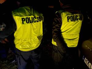 Policjanci wspólnie z innymi służbami biorący udział w poszukiwaniach zaginionego męzczyzny