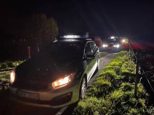Policjanci wspólnie z innymi służbami biorący udział w poszukiwaniach zaginionego męzczyzny